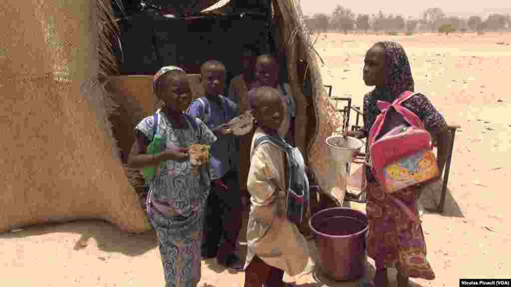 Children holding their lunches in front of the school in Bosso in the region of Diffa, Niger, April 19, 2017. (Photo: Nicolas Pinault / VOA) &nbsp;