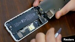 Apple también anunció que reducirá el precio de su batería de reemplazo a 29 dólares. La batería de reemplazo tenía un costo previo de 79 dólares