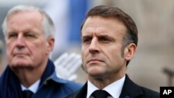 ARCHIVO – El presidente francés Emmanuel Macron y el primer ministro Michel Barnier asisten al acto por el 106to aniversario del Armisticio del 11 de noviembre de 1918, que dio fin a la 1era Guerra Mundial, en el Arco del Triunfo en París, el lunes 11 de noviembre de 2024.