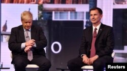 Boris Johnson et Jeremy Hunt lors d'un débat télévisé à Londres le 18 juin 2019.