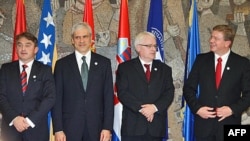 Predsedavajući Predsednistva BiH Željko Komšić, predsednik Srbije Boris Tadić, predsednik Hrvatske Ivo Josipović i evropski komesar za proširenje Štefan File po završetku 22. sastanka Igmanske inicijative u Palati Srbija u Beogradu