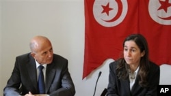 General secretary of the Tunisian PDP opposition party Maya Jeridi, right, and opposition leader and lawyer Ahmed Nejib Chebbi, left, attend a press conference, in Tunis, January 05, 2011
