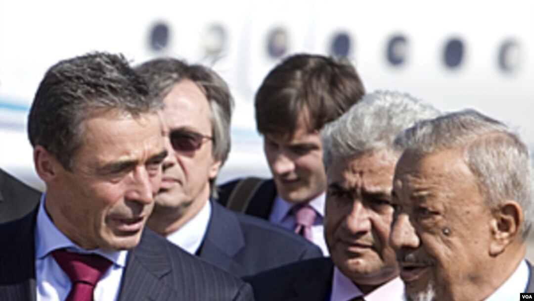 Menteri Pertahanan sementara Libya, Mohammed Dfeynas, menyambut Sekjen NATO Anders Fogh Rasmussen saat Rasmussen tiba di bandara Tripoli, Senin (31/10).