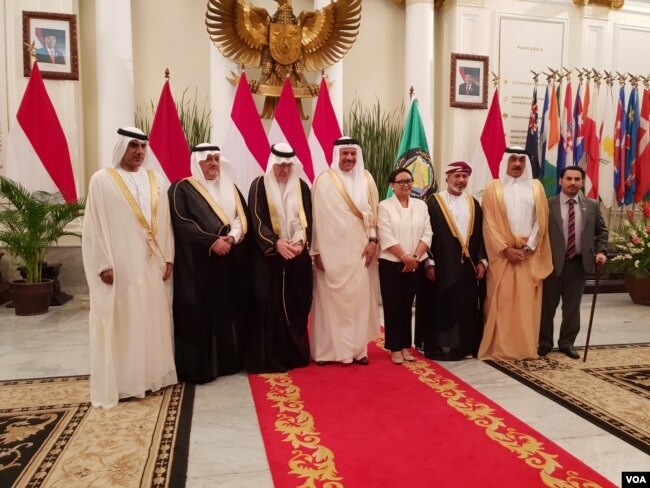 Menteri Luar Negeri Retno Marsudi, Sekretaris Jenderal GCC (Dewan Kerjasama Teluk) Abdul Latif bin Rasyid al-Zayani bersama delegasi di kantor Kementerian Luar Negeri di Jakarta, Rabu, 28 Agustus 2019. (Foto: VOA/Fathiyah)