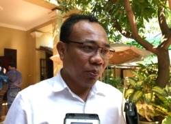 Chan Chen, one of Kem Sokha's defend lawyers, spoke to reporters after the meeting between Ambassador of New Zealand and Kem Sokha, in Phnom Penh, Cambodia, on Dec. 17, 2019. (Kann Vicheika/VOA Khmer)