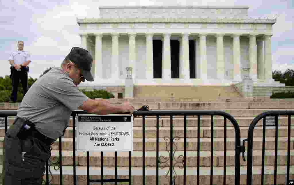 Rào chắn được dựng lên tại Ðài Tưởng niệm Lincoln ở thủ đô Washington, ngày 1/10/2013.