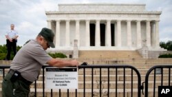 Pripadnik američke Nacionalne parkovske službe postavlja natpis o privremenom zatvaranju Linkolnovog mauzoleja u Vašingtonu 