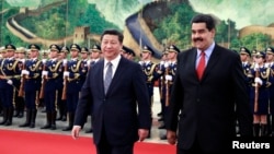 Venezuela's President Nicolas Maduro (front R) walks with China's President Xi Jinping during a welcome ceremony at the Great Hall of the People in Beijing, January 7, 2015. REUTERS/Andy Wong/Pool (
