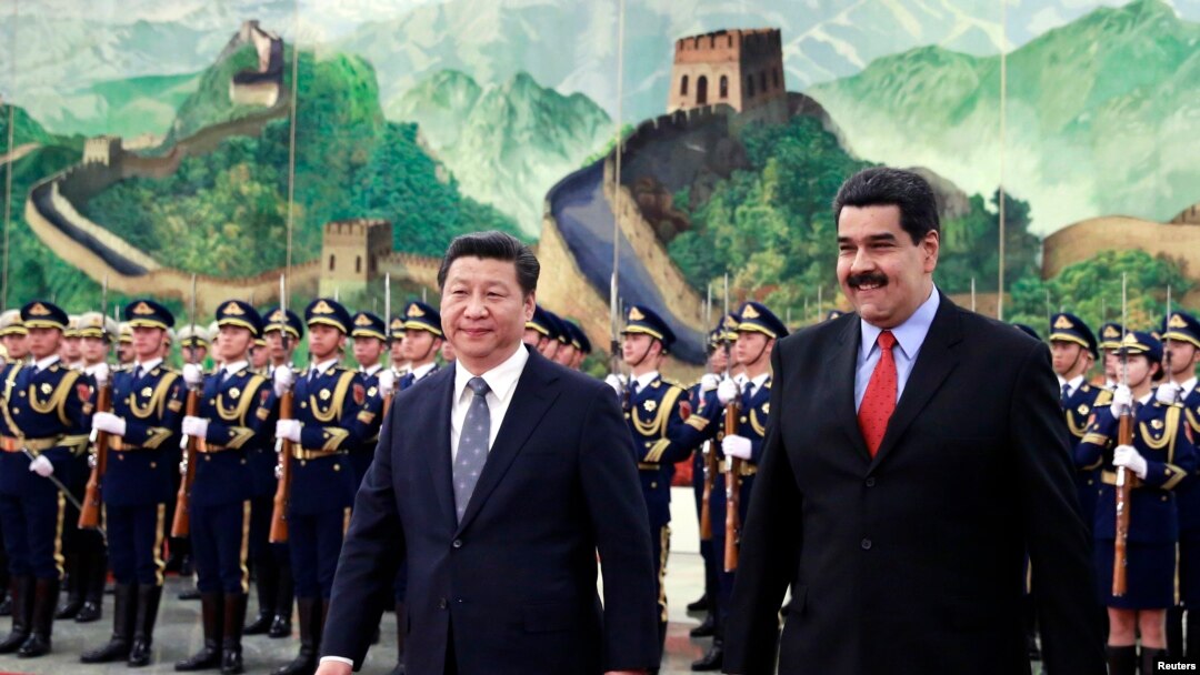 Presiden Venezuela Nicolas Maduro (depan, kanan) bersama Presiden China President Xi Jinping dalam upacara penyambutan tamu negara di Beijing (7/1).