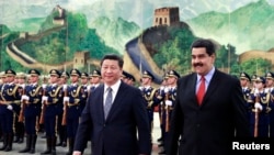 Presiden Venezuela Nicolas Maduro (depan, kanan) bersama Presiden China President Xi Jinping dalam upacara penyambutan tamu negara di Beijing (7/1).