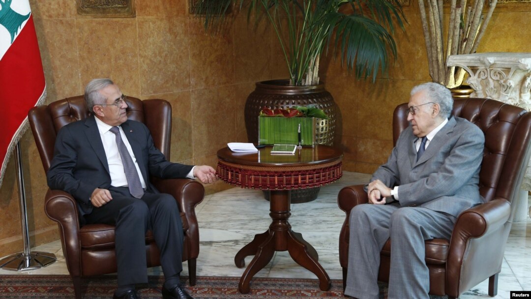 Presiden Lebanon Michel Sulaiman (kiri) menerima kunjungan utusan PBB untuk Suriah, Lakhdar Brahimi di Beirut (17/10).