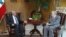 Libanski predsednik Mišel Sulejman (levo) u razgovoru sa izaslanikom UN i Arapske lige Lakdarom Brahimijem
