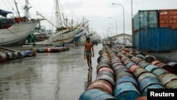 Jajaran kapal-kapal berlabuh di pelabuhan Sunda Kelapa, Laut Jawa, di utara Jakarta (foto: ilustrasi). 