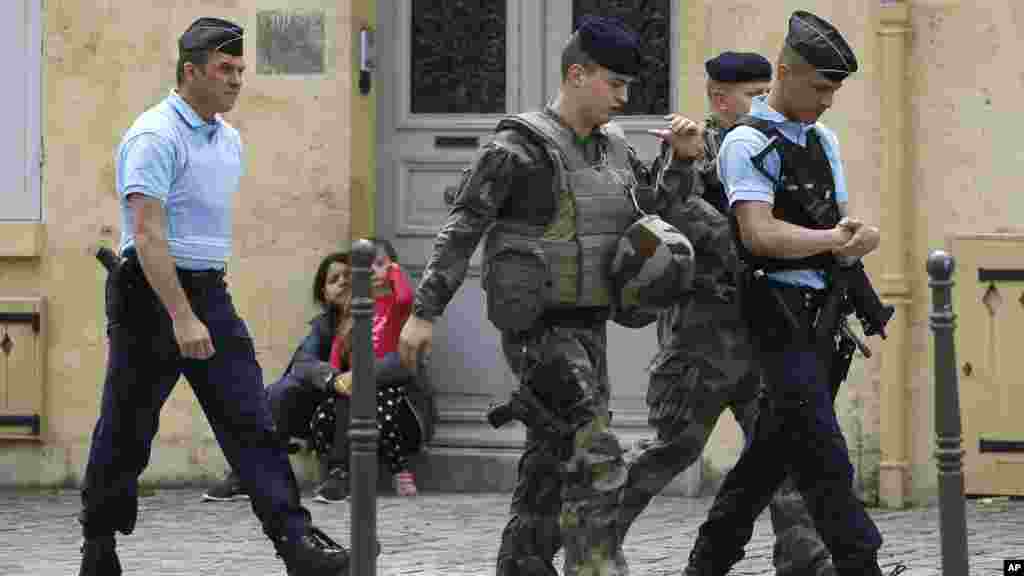 Des soldats montent la garde de l'hôtel des joueurs anglais à Chantilly, France, le 6 juin, 2016.