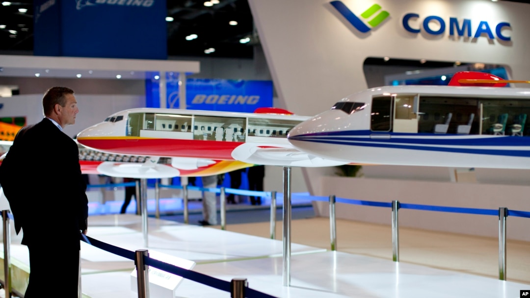 Seorang pengunjung mengamati sebuah model pesawat jet komersial pertama China, ARJ21 di sebuah pameran dirgantara di Beijing, Rabu (25/9).