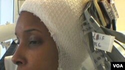 Denise Harris, 39, yang menderita ayan sedang dipantau di Rumah Sakit Pusat Universitas New York sebelum menjalani bedah otak untuk mengurangi kejang-kejang yang kerap dialaminya.