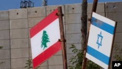 پرچم‌های اسرائیل و لبنان در محوطه‌ای یادبود در مرز لبنان در شمال اسرائیل پس از آنکه اسرائیل و لبنان یک توافق چارچوبی را امضا کردند که به‌عنوان نخستین گام به سوی صلح توصیف شده است. این توافق پس از ماه‌ها درگیری میان اسرائیل و گروه شبه‌نظامی حزب‌الله لبنان حاصل شد. شنبه، ۶ تیر ۱۴۰۵