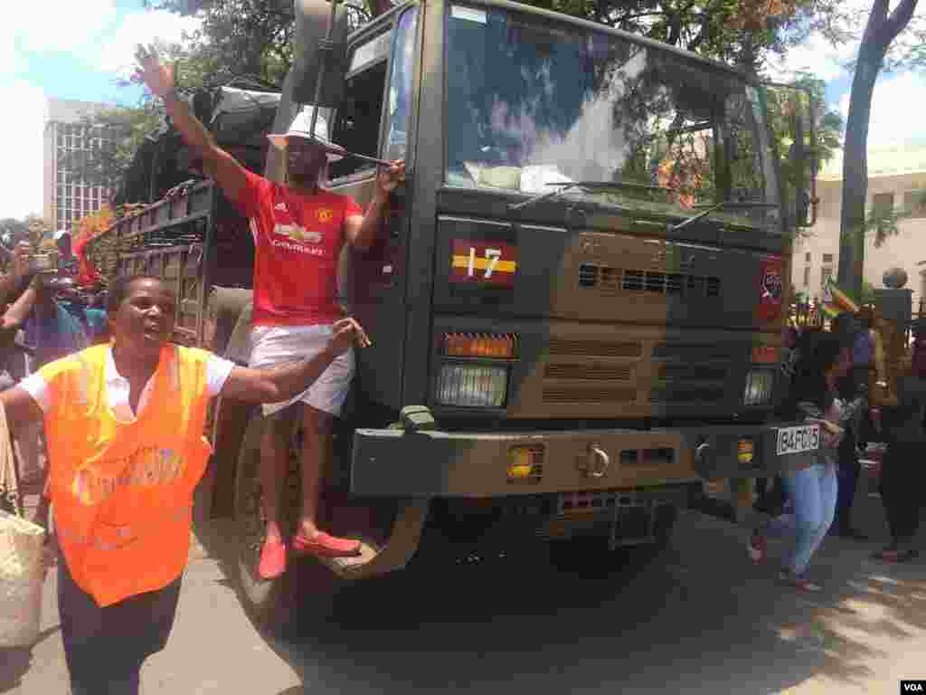 Abantu Abatshengisela koBulawayo Begade Imota Zamabutho Bewajabulela Ngokususa uMugabe Embusweni (Video Credit: Taurai Shava)