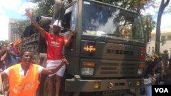 Abantu Abatshengisela koBulawayo Begade Imota Zamabutho Bewajabulela Ngokususa uMugabe Embusweni (Picture Credit: Taurai Shava)