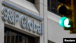 El símbolo global de Standard & Poor's (S&P) en una de las oficinas del distrito financiero de Nueva York, diciembre de 2018. Reuters.