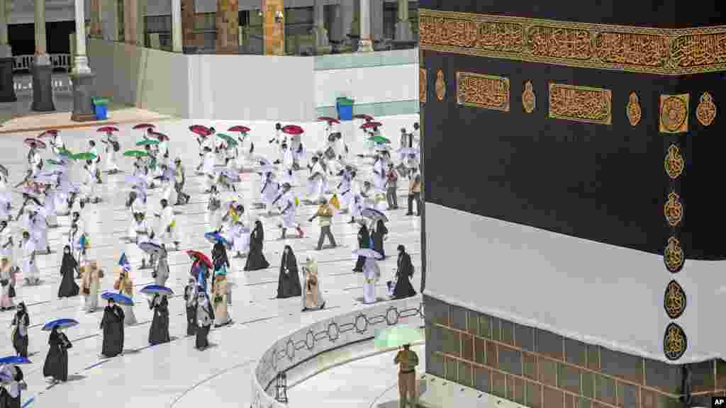 Sekitar 1.000-an jemaah haji melakukan Tawaf (bergerak mengelilingi Ka&#39;bah) dengan menjaga jarak aman (social distancing), dalam pelaksanaan ibadah haji di Mekkah, Arab Saudi, 29 Juli 2020.&nbsp;