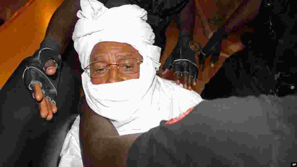 L&rsquo;ancien dictateur tchadien Hissène Habré a été amené de force à son procès devant le tribunal de Dakar, au Sénégal, 20 Juillet, 2015. 