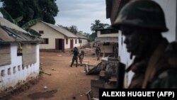 Des soldats de l'Armée centrafricaine (FACA) inspectent leur base militaire pillée qui était occupée par des miliciens rebelles à Bangassou le 3 février 2021, pour la première fois depuis l'attaque du 3 janvier 2021. 