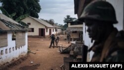 Des soldats de l'Armée centrafricaine (FACA) inspectent leur base militaire pillée qui était occupée par des miliciens rebelles à Bangassou le 3 février 2021.