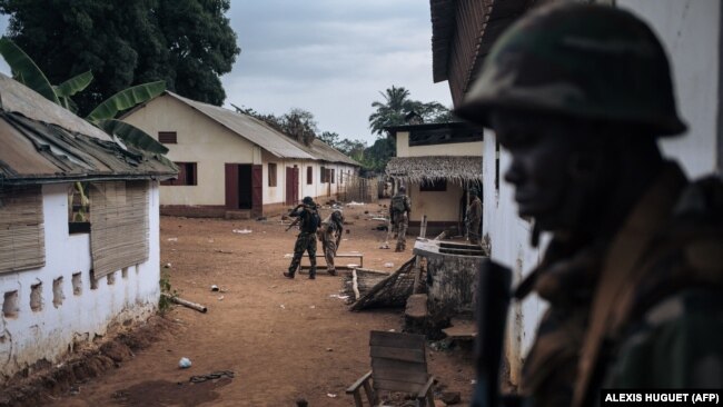Des soldats des Forces armées centrafricaines (FACA) inspectent leur base militaire pillée et occupée par des miliciens rebelles à Bangassou le 3 février 2021, pour la première fois depuis l'attaque du 3 janvier 2021. (Photo AFP/ ALEXIS HUGUET)