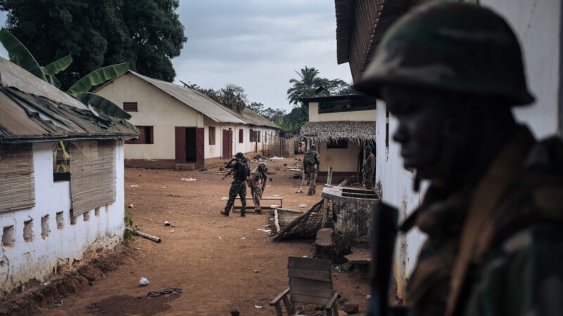 Centrafrique : 10 otages militaires libérés par des rebelles arrivent à Bangui