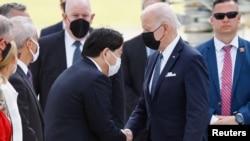 Presidente americano Joe Biden é recebido pelo ministro dos Negócios Estrangeiros do Japão, Yoshimasa Hayashi, à sua chegada em Fussa, 22 Maio 2022