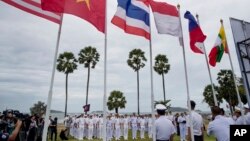 美國海軍軍人在泰國東部一個海軍基地舉行東盟-美國海上演習開幕式。（2019年9月2日）