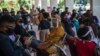 Orang-orang menunggu giliran tes usap (swab test) Covid-19 gratis di Surabaya, 29 Juni 2020. (Foto: Juni Kriswanto/AFP) 