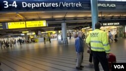 Bandara Schiphol di Amsterdam, Belanda di mana dua warga Yaman ditahan setelah melakukan penerbangan dari Chicago, AS karena dicurigai sebagai anggota kelompok teroris.