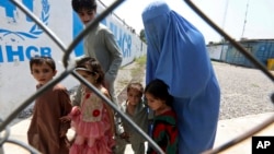 Famille afghane dans un centre de rapatriement du HCR, à Peshawar, au Pakistan, le 16 août 2017. (AP Photo/Muhammad Sajjad)