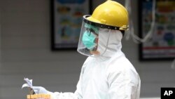 Seorang petugas kesehatan membawa sampel darah saat tes cepat virus corona di sebuah rumah sakit di Jakarta, 28 April 2020. (Foto: AP))