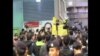 香港爭取民主12名抗議者 被警方逮捕