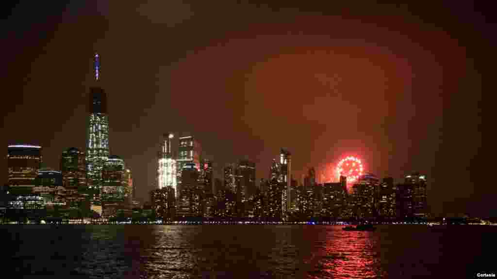 Fuegos artificiales del 4 de julio. Vista del WTC desde Exchange Pl, Jersey City, New Jersey, 2016.