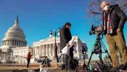 TV ekipe kod oštećene opreme ispred Kapitola, dan posle upada Trampovih pristalica u zgradu Kongresa, 7. januara 2021.