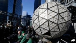 Bola kristal yang akan jatuh untuk menandai pergantian tahun di Times Square, New York.
