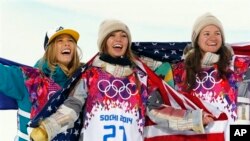 De izquierda a derecha, la australiana Torah Bright (plata), y las estadounidenses Kaitlyn Farrington (oro) y Kelly Clark (bronce).