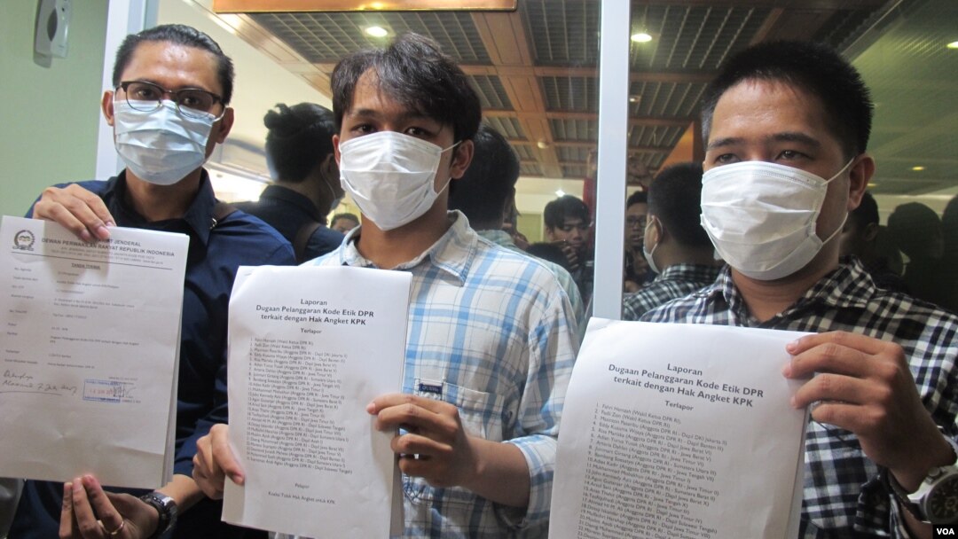 Koalisi Tolak Hak Angket Komisi Pemberantasan Korupsi (KPK) pada Senin (12/6) melaporkan pimpinan beserta 23 anggota DPR yang menjadi panitia khusus hak angket KPK, ke Majelis Kehormatan Dewan DPR. (Foto: VOA/Fathiyah)