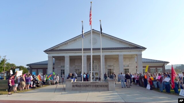 Funcionaria del Condado Rowan encarcelada apelará fallo de desacato por no emitir licencias de matrimonio a parejas gay.