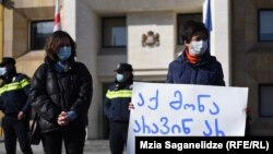 Акция протеста против ковид-ограничений у здания правительства Грузии. Архивное фото 