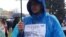 Одна из участниц митинга с символом Телеграм