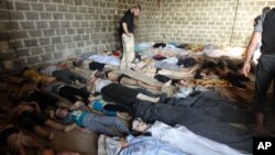A photo taken on August 22 purports to show some of the estimated 1,000 victims of a suspected chemical weapons attack in the Damascus suburb of East Ghouta.