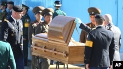 18일 판문점 공동경비구역에서 유엔군사령부가 인도한 북한 병사 시신을 살펴보는 북한군 장교들.
