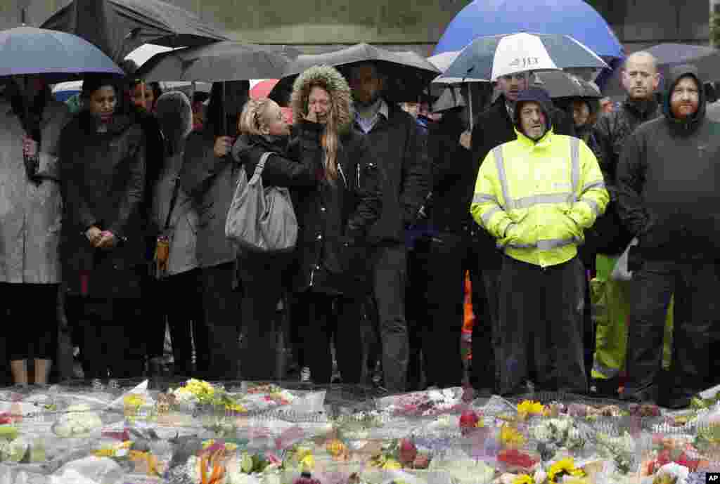 مردم در پل لندن برای قربانیان حمله روز شنبه ادای احترام می کنند. در این حمله ۷ نفر کشته و ۵۰ نفر دیگر زخمی شدند.