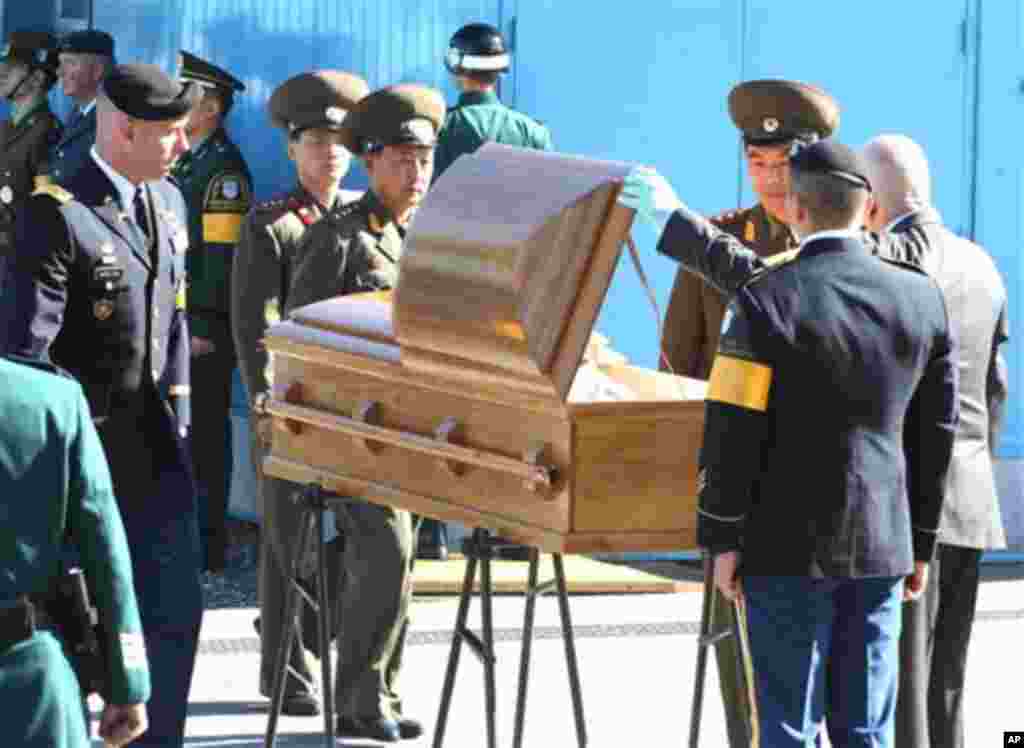 남측 유엔군사령부는 18일 지난 여름 북한 수해 때 떠내려온 북한 군 시신을 56일만에 판문점 공동경비구역을 통해 북한에 인계했다. 북한 병사 시신을 살펴보는 유엔사와 북한군 장교들.