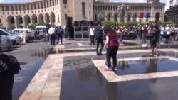 Երիտասարդները մաքրել են Հանրապետության հրապարակը նախօրեի բազմամարդ հանրահավաքից հետո